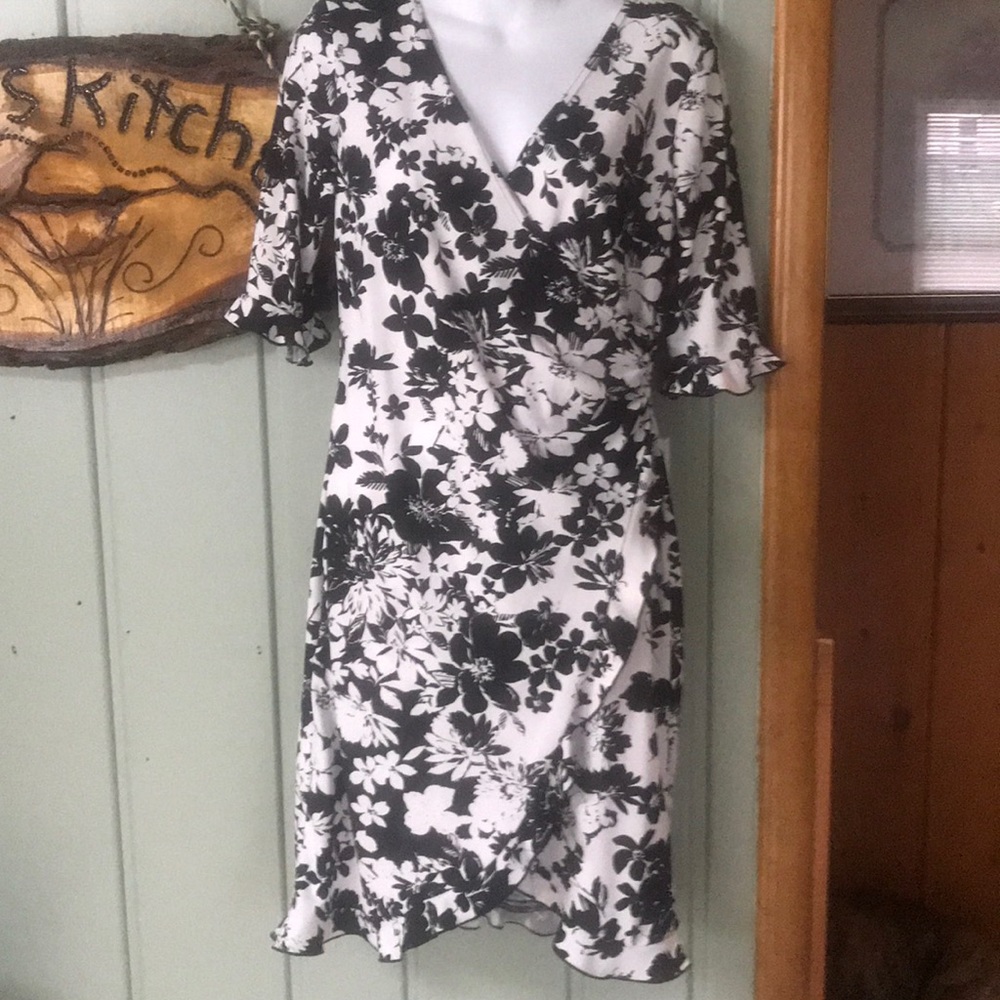 SALE 💗 3 FOR $20! Adorable “wrap” look dress